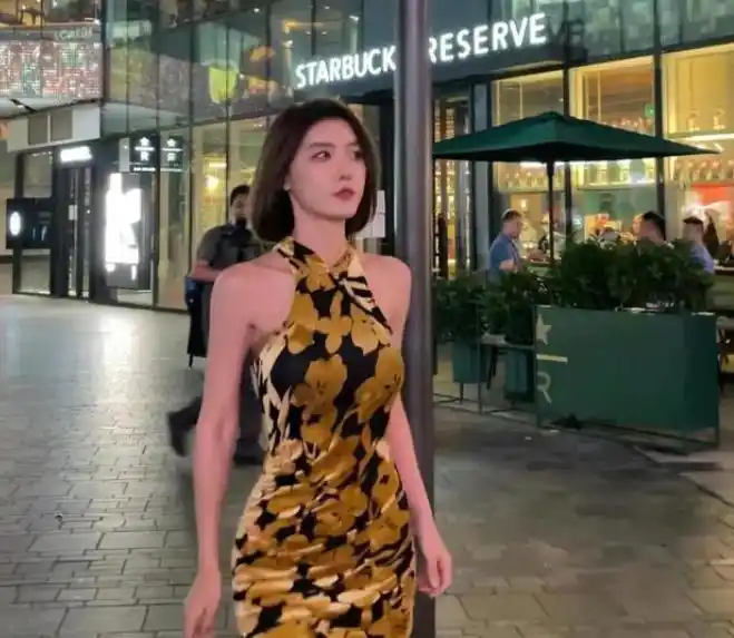 网红聂小雨赴韩拍片，穿抹胸黑裙侧面高开叉被疑擦边，网友：封杀