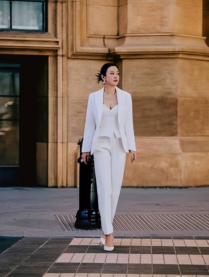 审美觉醒丰满女性_骨感美女明星_丰满美碾压骨感