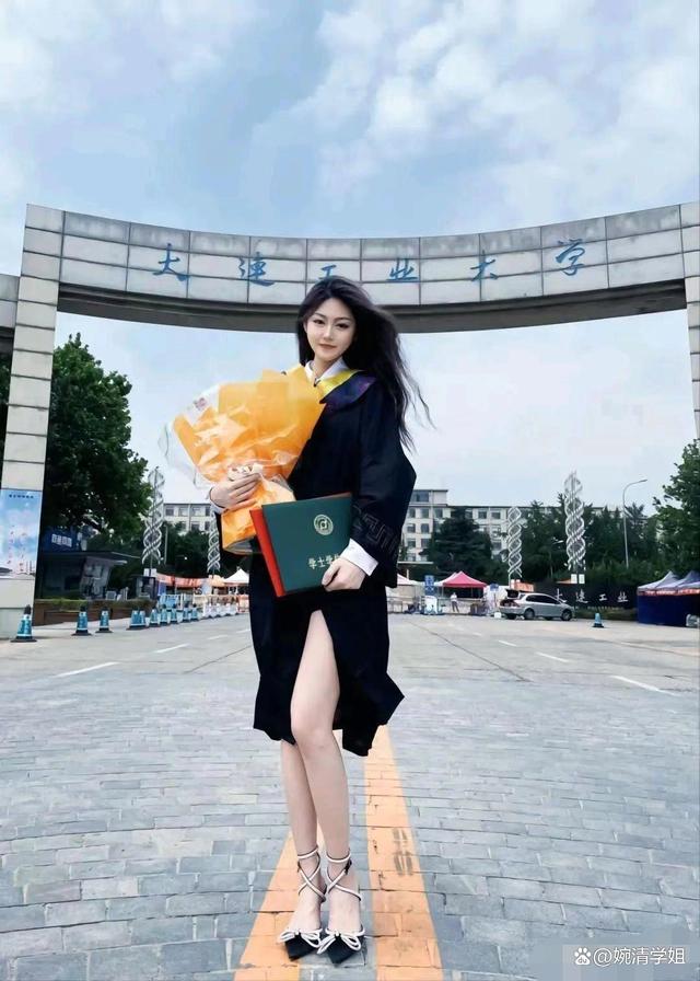 华语女明星内衣_刘亦菲辣妹穿搭被骂辣眼睛_刘亦菲LV内衣造型争议