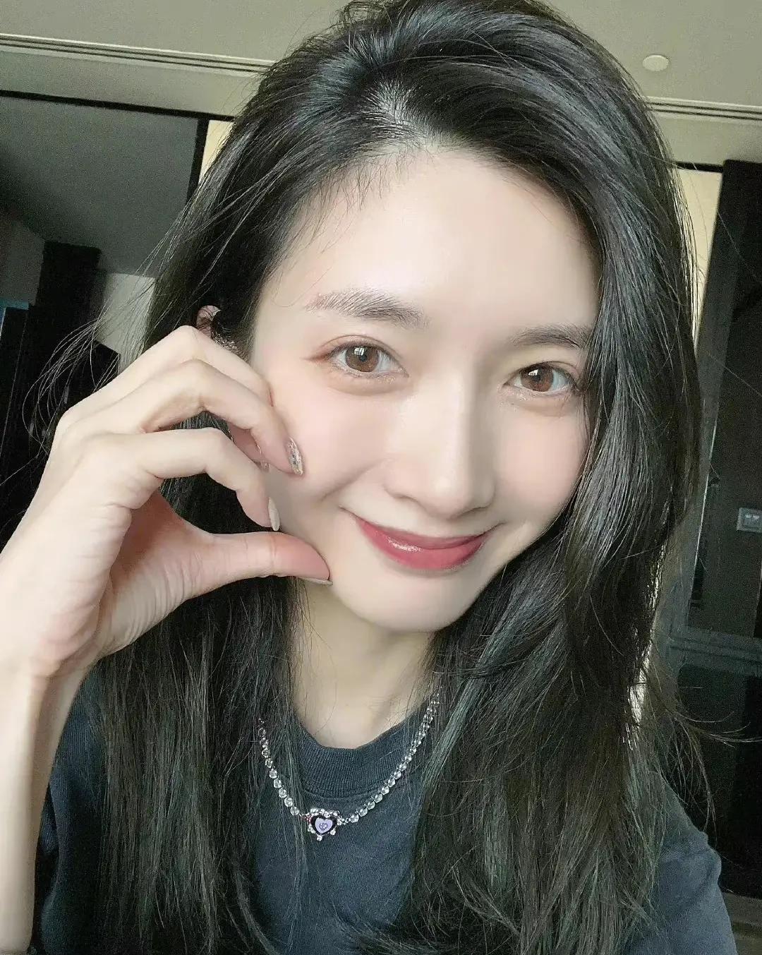 江疏影佩戴万宝项链_江疏影素颜珠宝搭配_女明星戴耳环图片